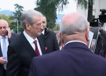 “Duhej një stendë e zezë”/ Kuvendi Kosovë-Shqipëri, reagon Berisha –