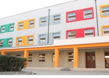 Drejtoresha e shkollës tërheq zvarrë mësuesen