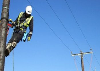 Po lidhte internetin, 49-vjeçari bie nga shtylla në Lushnje