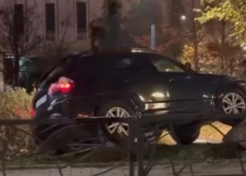 FOTO/ Aksident në qendër të Tiranës, makina përfundon në lulishte