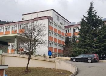 Foshnja e pajetë futet me çarçafët në lavatriçe, nxirret copa-copa