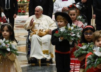 Papa mesazh për Krishtlindjen: Dënojmë urinë për pasuri dhe pushtet