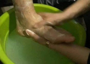 Nusja refuzon të lajë këmbët e vjehrrit, babë e bir e rrahin –