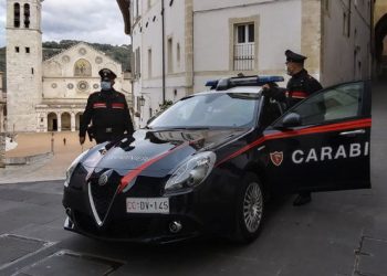 E rëndë/ Burri vret gruan pasi e qëlloi me shishe