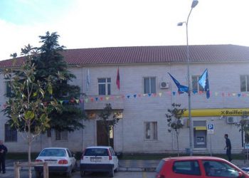 Skandal, punonjësit e Bashkisë Peqin 8 muaj pa rroga