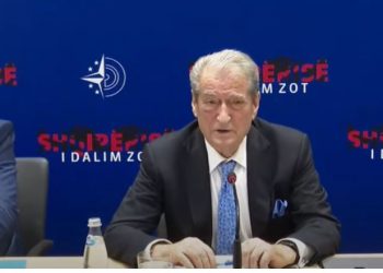 Berisha del për herë të parë…pa syze