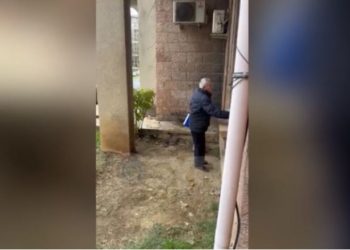 VIDEO/ Burri në Burrel thyen me gur xhamat e Hipotekës