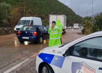 Përroi del nga shtrati, përmbytet segmenti në Librazhd-Elbasan –
