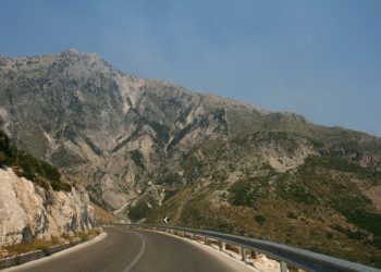 Aksident në Llogara, makina përplas 17-vjeçarin