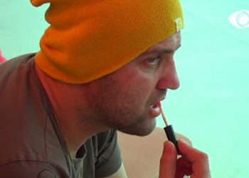 Luisi lyen buzët me buzëkuqin e Kiarës: Më duket sikur po e puth