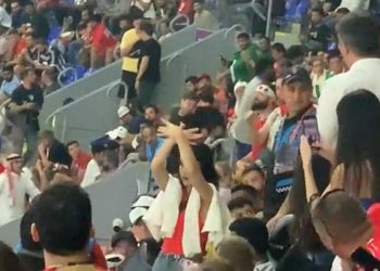 E turpshme! Bëri “Shqiponjën”, tifozja nxirret jashtë stadiumit –