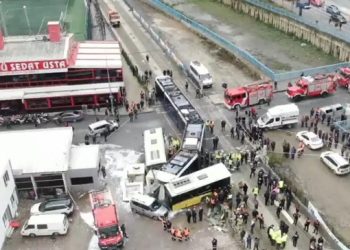 Aksident i rëndë në Stamboll, tramvaji ndan më dysh autobusin