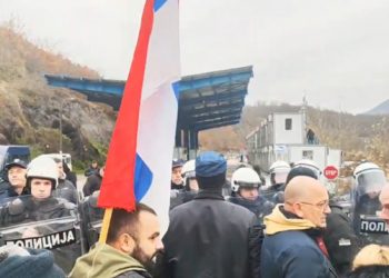 Përleshje mes Policisë dhe protestuesve në anën serbe të Jarinjës