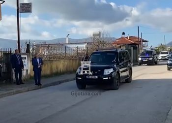 VIDEO/ Presidenti Begaj injoron kryetarin e Bashkisë Finiq