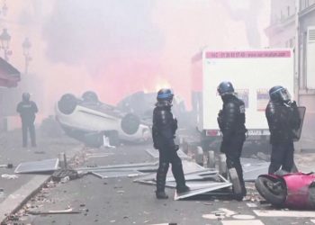 Çfarë po ndodh? Parisit i vihet flaka në vigjilje të Krishtlindjes