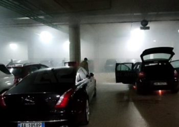FOTO/ Digjet makina në parkimin nëntokësor te “Sheshin Skënderbej”