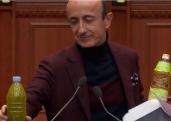 FOTO/ Dash Sula me vaj ulliri në Kuvend: Keni braktisur… –