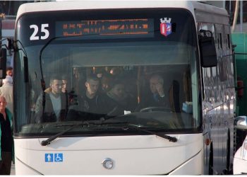 Panik te pasagjerët, urbani në Tiranë përplaset me bordurën