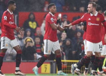 United e nis mbarë, shkatërron Nottingamin