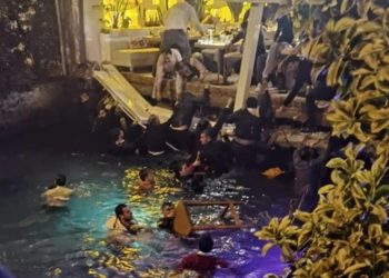 VIDEO/ Shembet restoranti në Stamboll, njerëzit përfundojnë në det