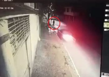 VIDEO/ Makina me shpejtësi përplas të riun që lëvizte me biçikletë