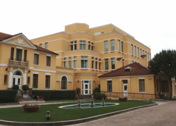 “Nderojmë guximin e studentëve”/ 8 dhjetori, Ambasada e SHBA mesazh –