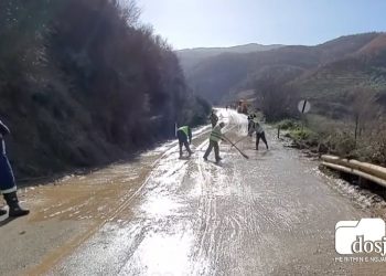 Autoboti me naftë rrëshqet dhe bllokon qarkullimin në Ballsh