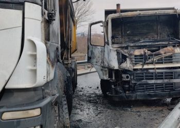 Ishin vendosur si barrikada, digjen dy kamionë në veri –