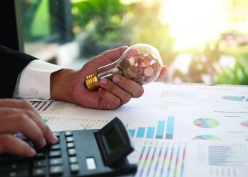 “Frika” nga shtrenjtimi i energjisë, shqiptarët blejnë batanije