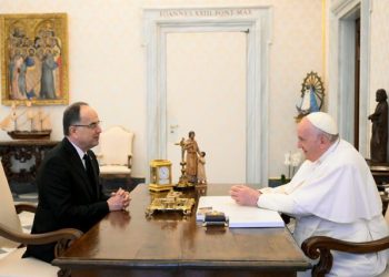 Begaj takoi Papën, ja dhuratat që shkëmbyen –