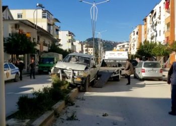 Po çonte gruan në spital, shoferi përfundon mbi trafikndarëse