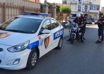 Kërcënoi me kosë komshiun, e pëson burri nga Berati –