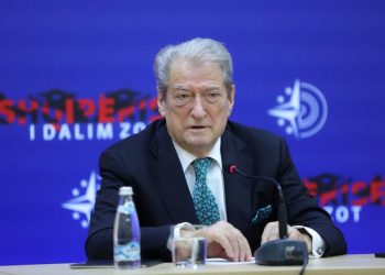 Berisha: Cani u përplas me gruan e deputetit të PS