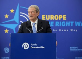 “Do mbushim sheshin”/ Nesër protesta, Berisha nuk tërhiqet –