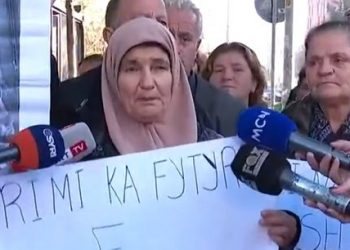 Banorët e Bërxullës në protestë para ambasadës së SHBA