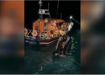 Gomonia u përmbys, momenti kur shpëtohen emigrantët në Britani –