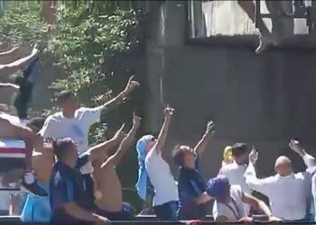 VIDEO/ ‘Çmenden’ argjentinasit, njëri bie nga ura për Kombëtaren…