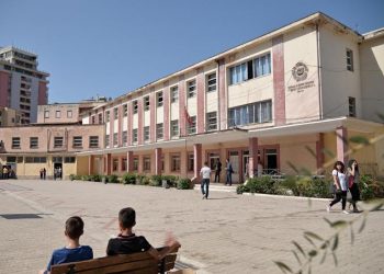 Durrës/ Dy nxënës kapen me “bar” në klasë, njëri e piu para…