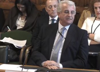 Deputeti britanik: Qeveria shqiptare duhet të paguajë