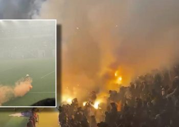 Ndërpritet derbi, tifozët godasin gjyqtarin