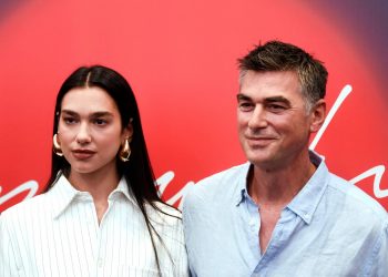 Babai i Dua Lipës negocioi për artisten në Kupën e Botës