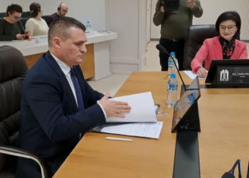 Dumani po prezantonte platformën para KLP, ndërpritet zëri