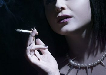 “Makina u rrotullua 7 herë”, këngëtarja rrëfen aksidentin tragjik –