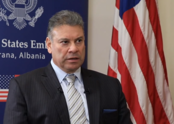 Pas vizitës dyditore në Kosovë, Escobar niset drejt Beogradit