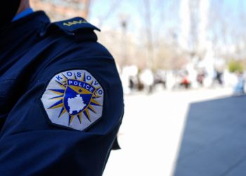 Policia e Kosovës vë në pranga një serb të dyshuar për krime lufte