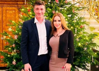 Deputeti lë gruan dhe tre fëmijët për ish-aktoren e filmave porno