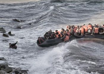 Përplaset me shkëmbinjtë gomonia pranë Greqisë, foshnja humb jetën –