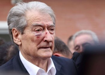 “Nuk u dorëzua”/ Media gjermane shkruan për Berishën: Eci me turmën –