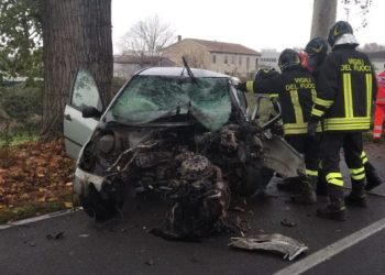 Makina përplaset me pemën në Itali, humbin jetën 2 të rinj