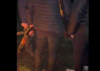 Shtohet tensionet në veri, serbët shfaqen me kallashnikovë (Video)